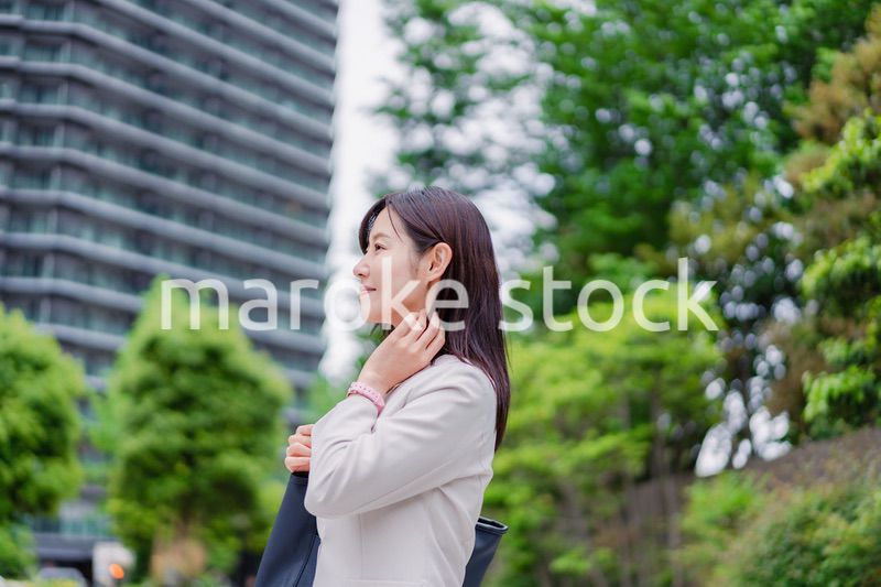 タワーマンションから通勤するビジネスウーマン