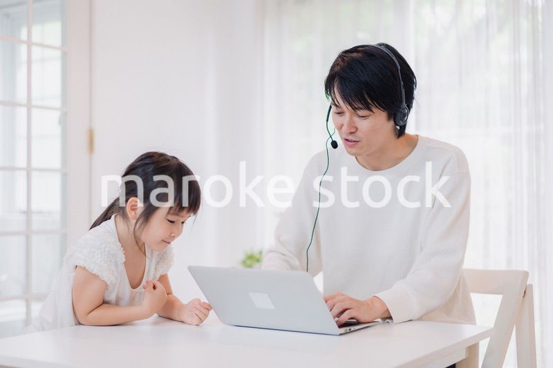 在宅勤務をするお父さんを邪魔する子ども