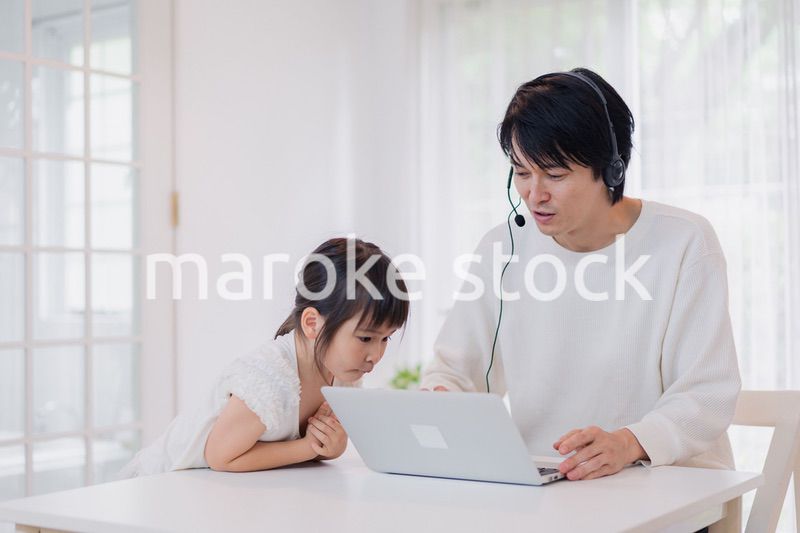 在宅勤務をするお父さんを邪魔する子ども