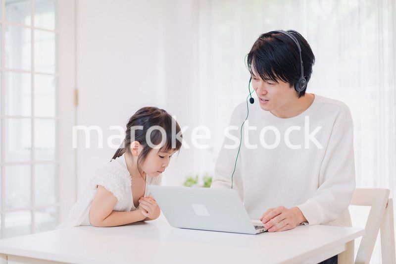 在宅勤務をするお父さんを邪魔する子ども