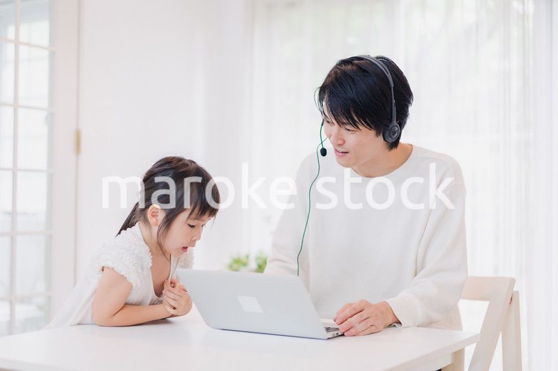 在宅勤務をするお父さんを邪魔する子ども