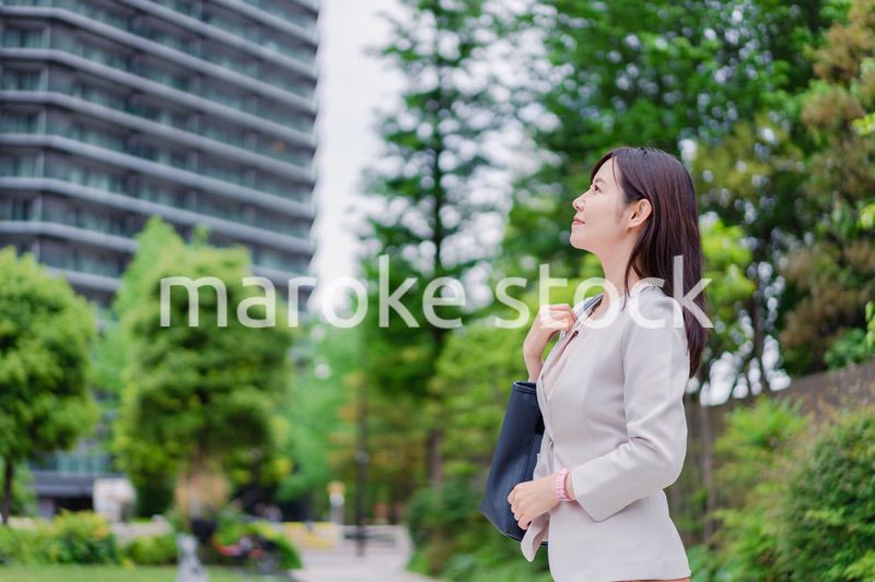 タワーマンションから通勤するビジネスウーマン