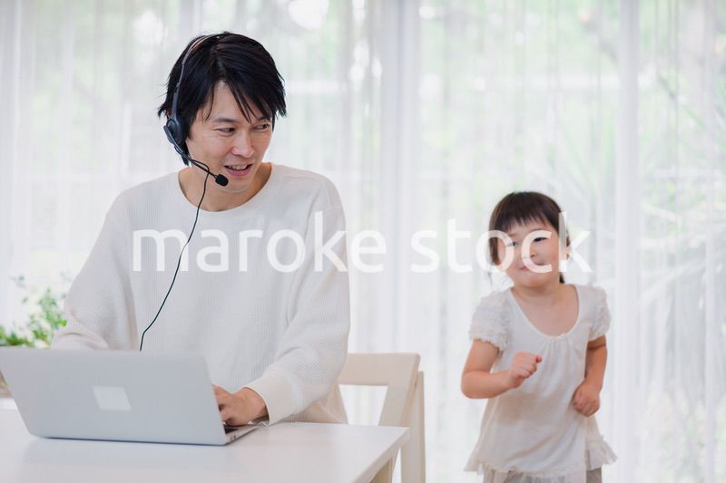 在宅勤務をするお父さんを邪魔する子ども