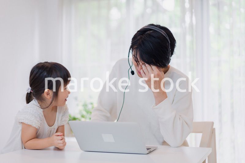 在宅勤務をするお父さんを邪魔する子ども