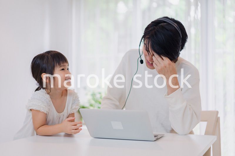 在宅勤務をするお父さんを邪魔する子ども