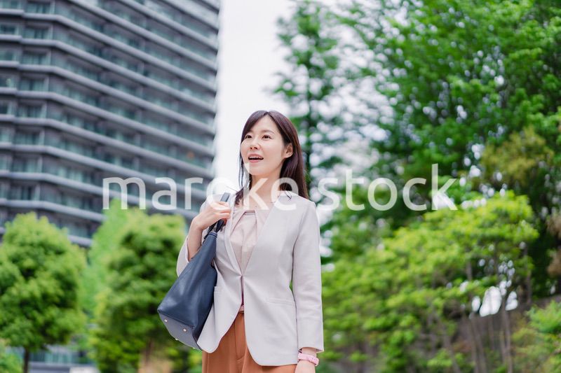 タワーマンションから通勤するビジネスウーマン