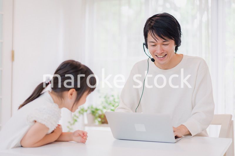 在宅勤務をするお父さんを邪魔する子ども