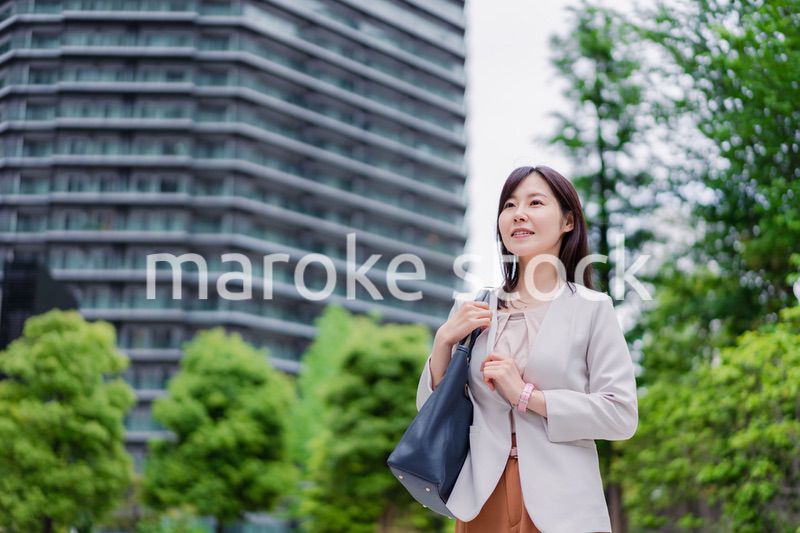タワーマンションから通勤するビジネスウーマン