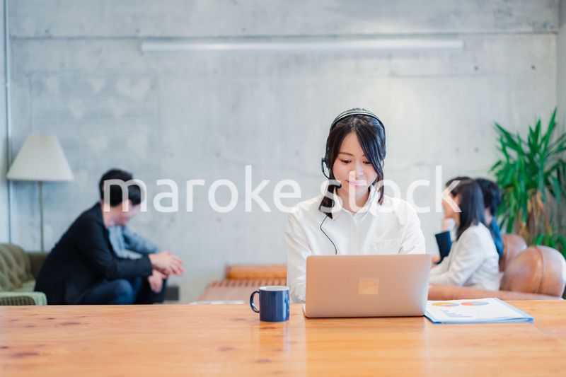 リモート会議に参加する若いビジネスウーマン