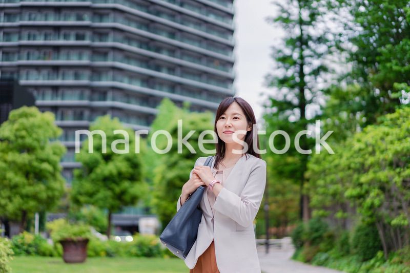 タワーマンションから通勤するビジネスウーマン