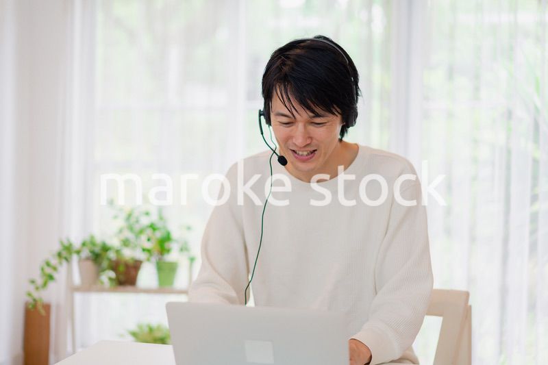 リモート会議に参加するお父さん