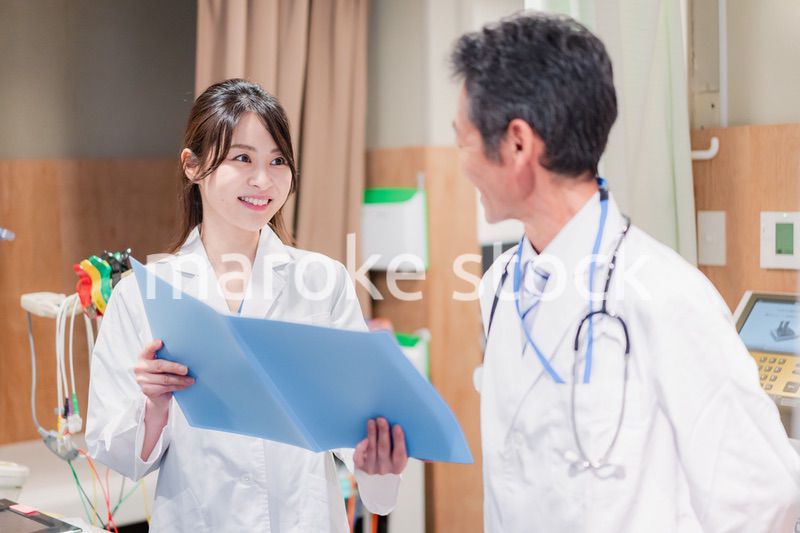 病院で働く研修医とチューター