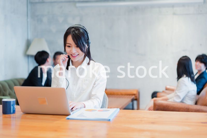 リモート会議に参加する若いビジネスウーマン