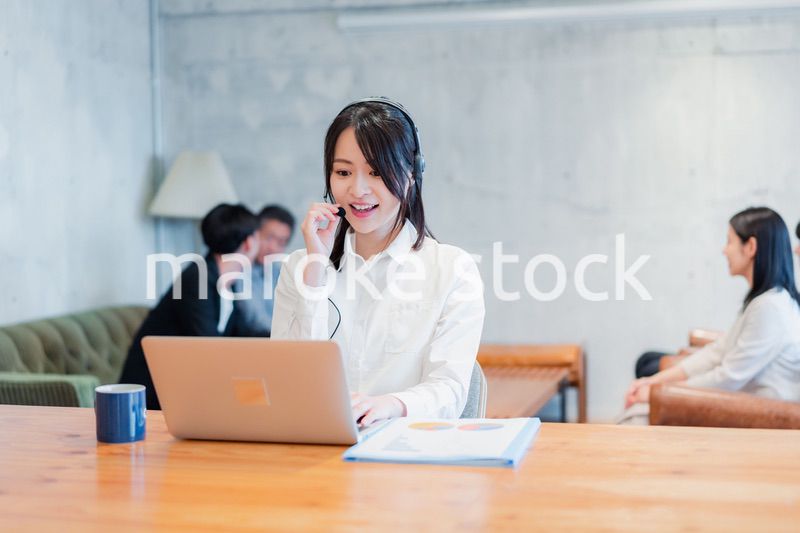 リモート会議に参加する若いビジネスウーマン