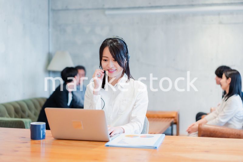 リモート会議に参加する若いビジネスウーマン