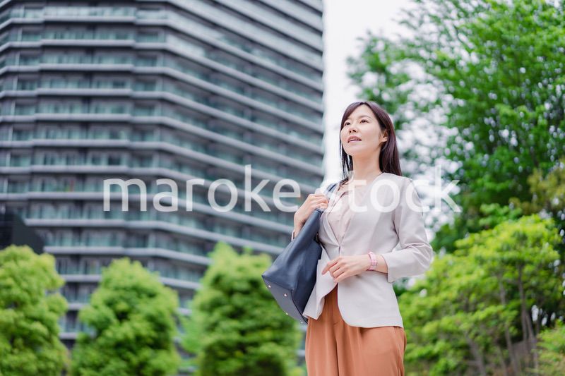 タワーマンションから通勤するビジネスウーマン