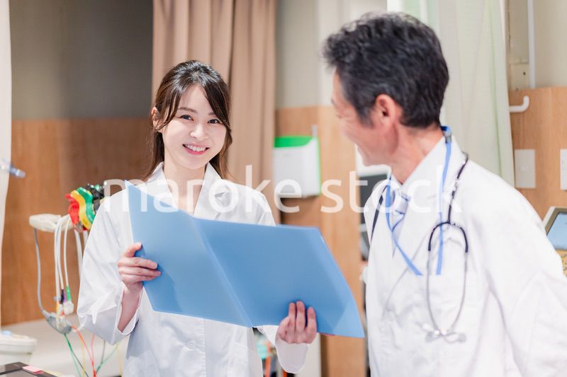 病院で働く研修医とチューター