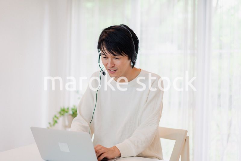 リモート会議に参加するお父さん