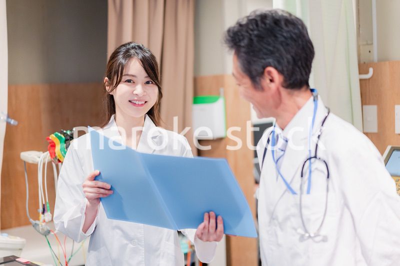 病院で働く研修医とチューター