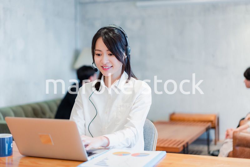 リモート会議に参加する若いビジネスウーマン