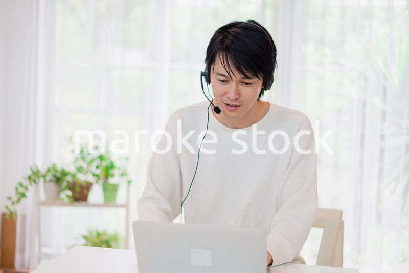 リモート会議に参加するお父さん