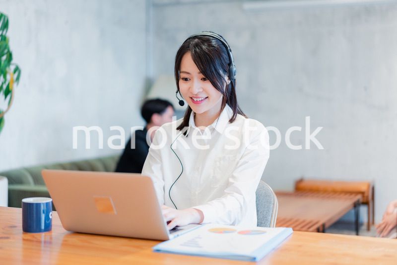 リモート会議に参加する若いビジネスウーマン