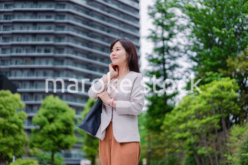 タワーマンションから通勤するビジネスウーマン