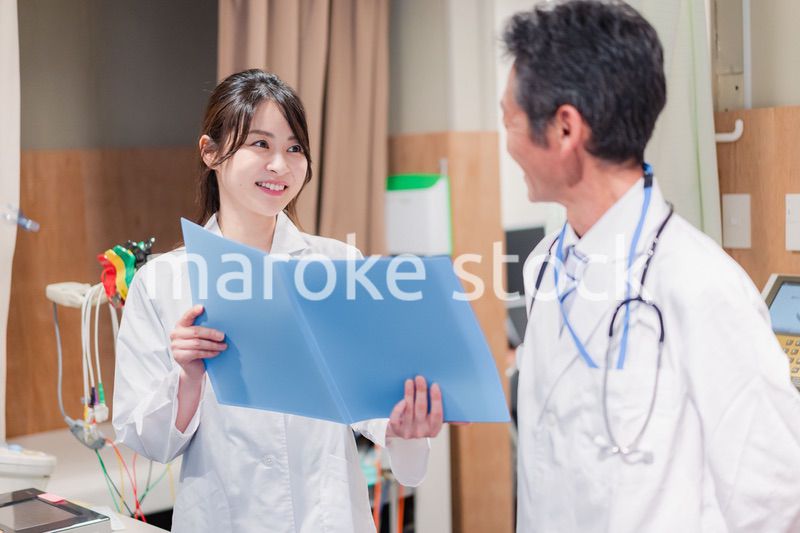 病院で働く研修医とチューター