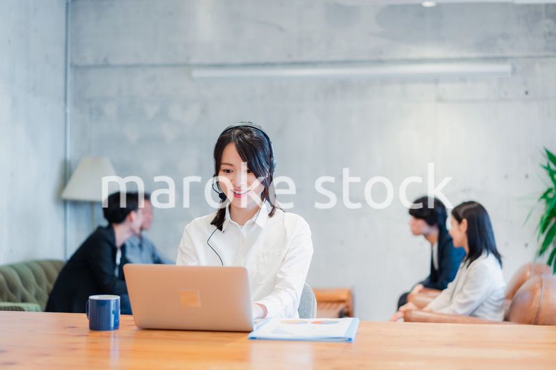 リモート会議に参加する若いビジネスウーマン