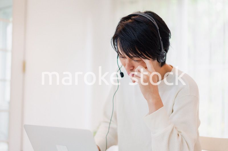 リモート会議に参加するお父さん