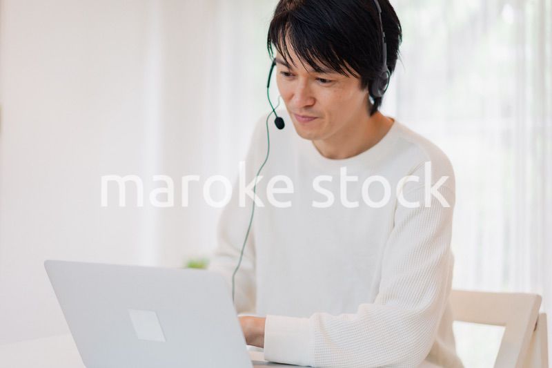 リモート会議に参加するお父さん