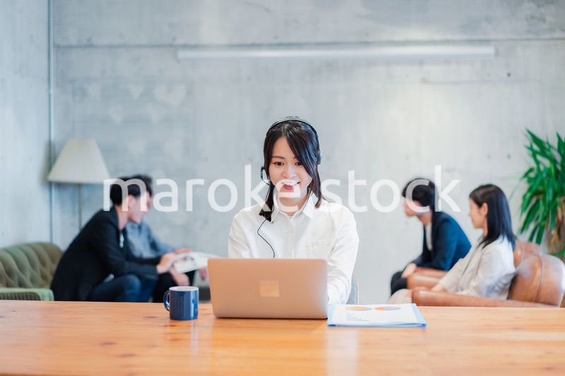 リモート会議に参加する若いビジネスウーマン