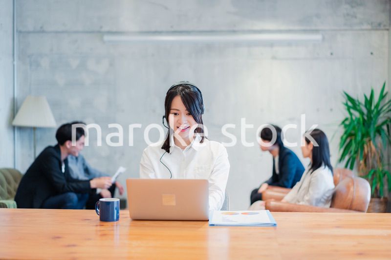 リモート会議に参加する若いビジネスウーマン