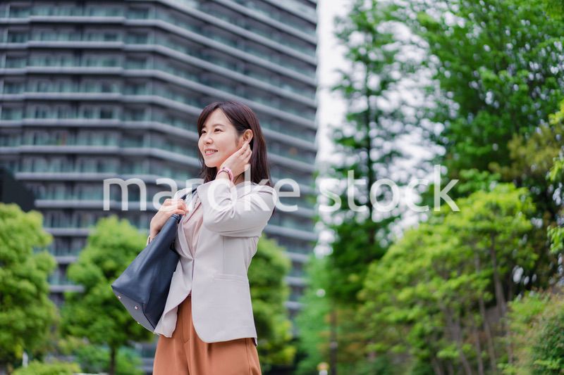 タワーマンションから通勤するビジネスウーマン