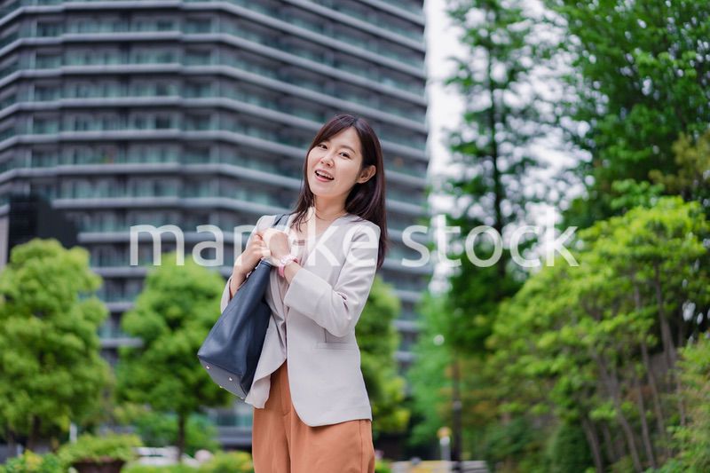 タワーマンションから通勤するビジネスウーマン