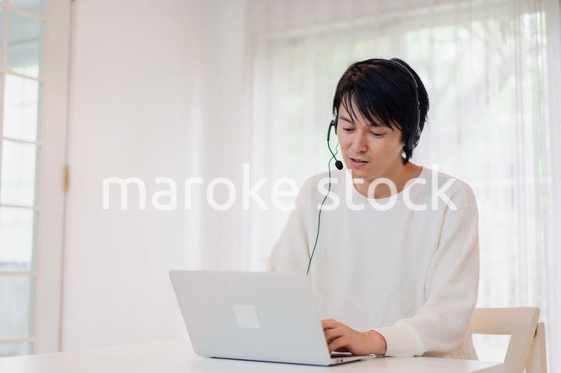 リモート会議に参加するお父さん