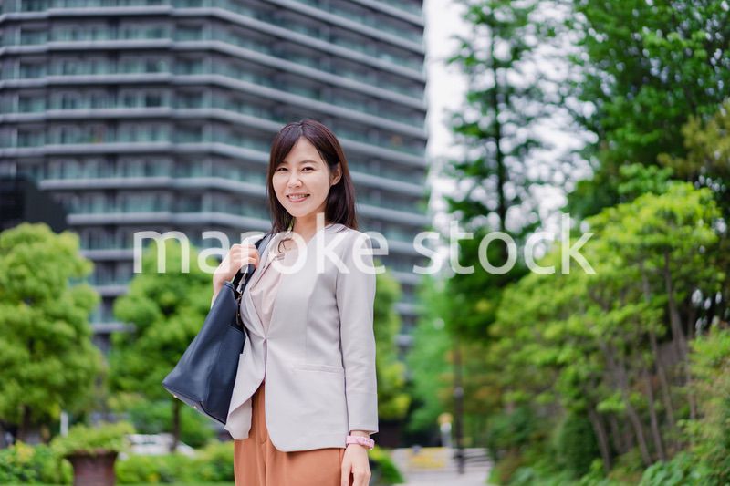 タワーマンションから通勤するビジネスウーマン