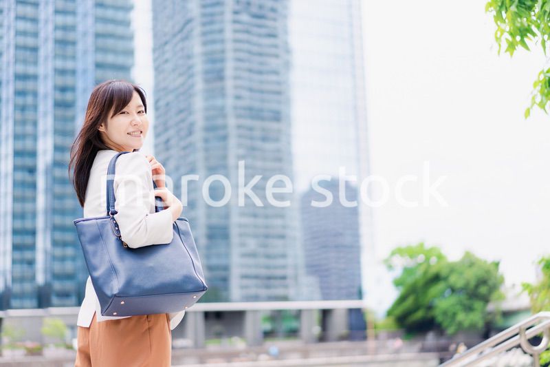 外回りをするビジネスウーマン