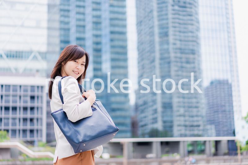 外回りをするビジネスウーマン