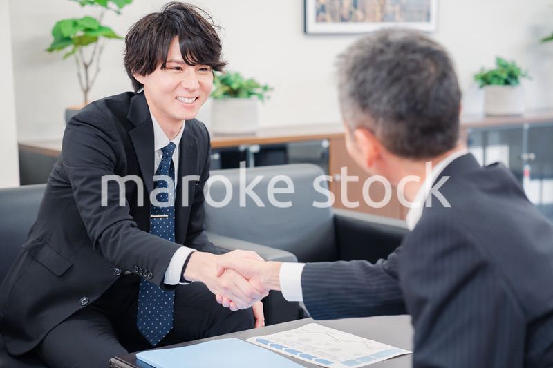 B2B商談で握手を交わすビジネスマン