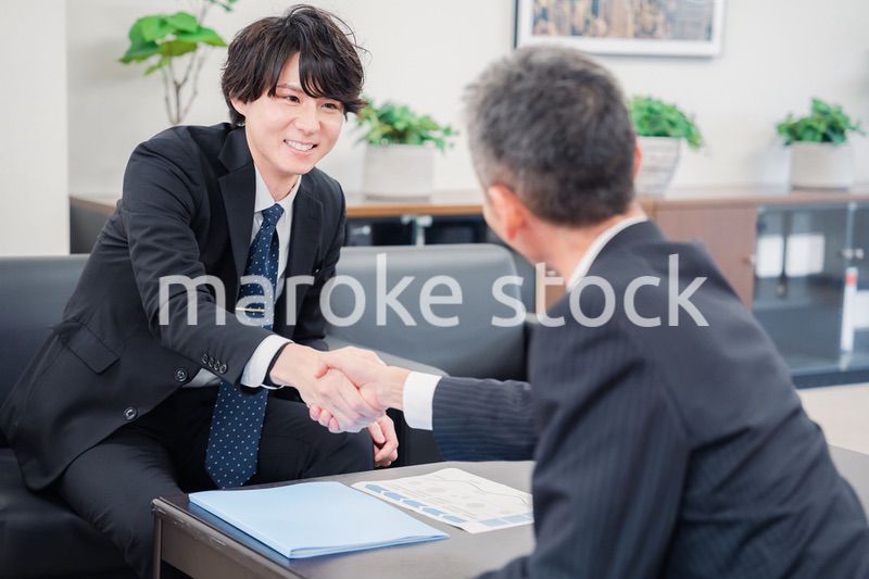 B2B商談で握手を交わすビジネスマン