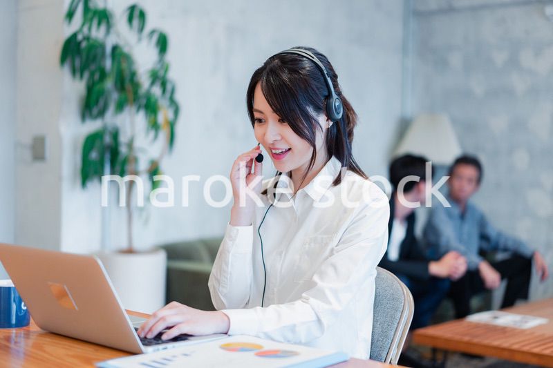 リモート会議に参加する若いビジネスウーマン