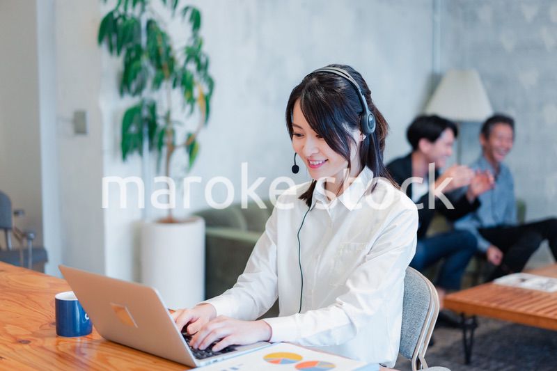 リモート会議に参加する若いビジネスウーマン