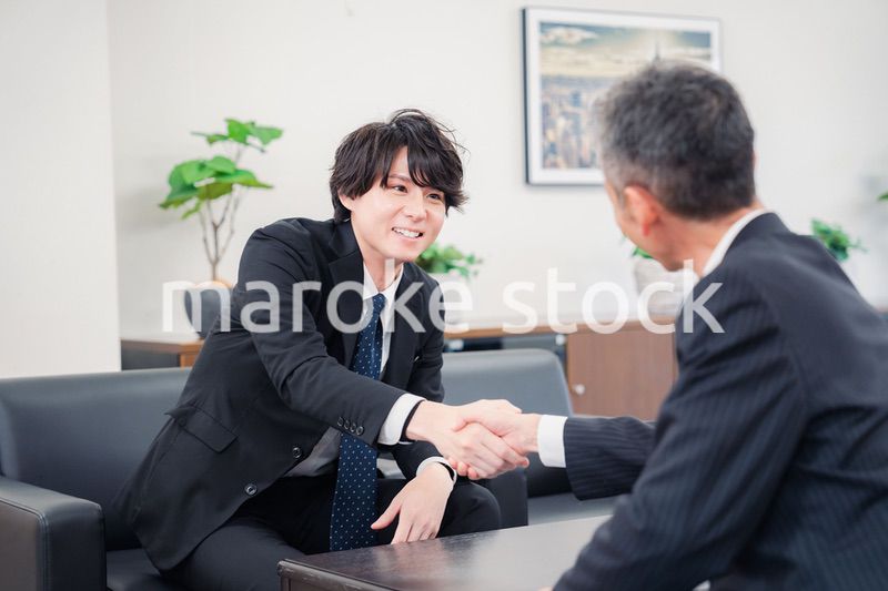B2B商談で握手を交わすビジネスマン