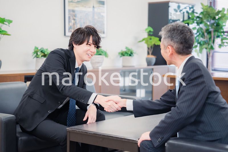B2B商談で握手を交わすビジネスマン
