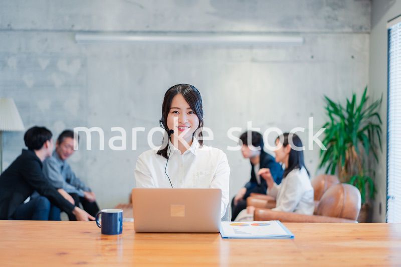 リモート会議に参加する若いビジネスウーマン