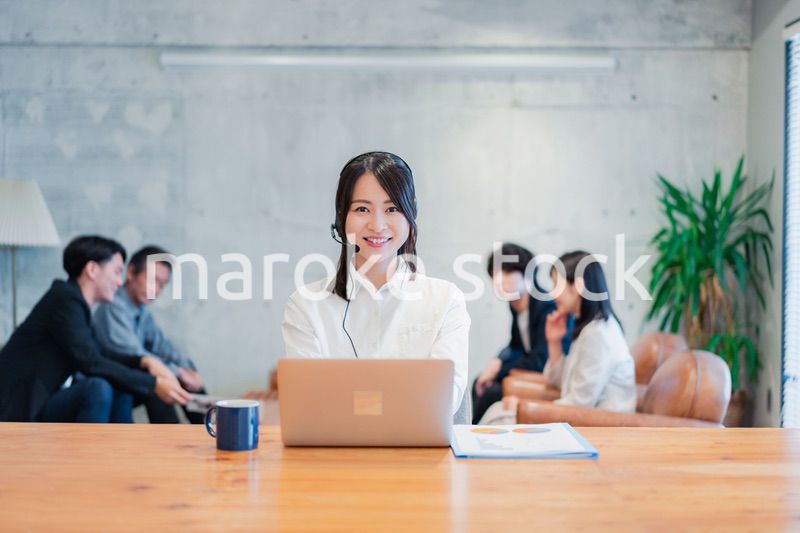 リモート会議に参加する若いビジネスウーマン