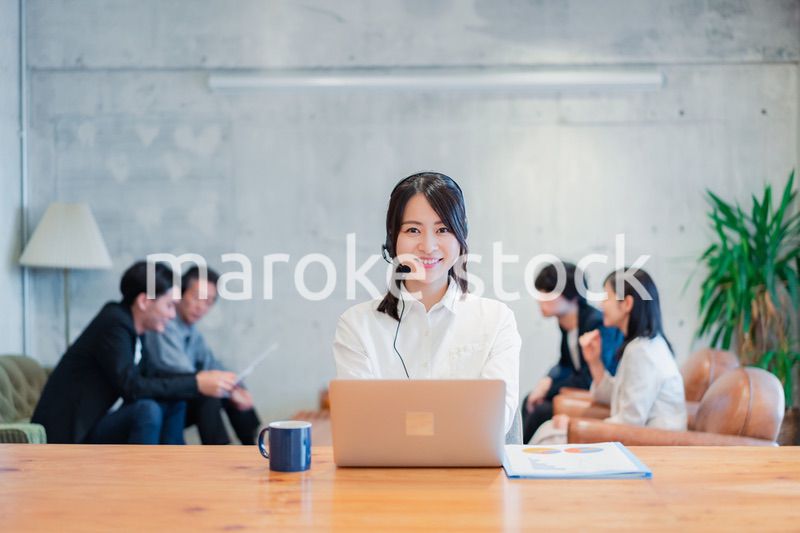 リモート会議に参加する若いビジネスウーマン