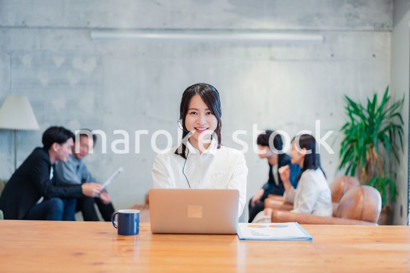 リモート会議に参加する若いビジネスウーマン