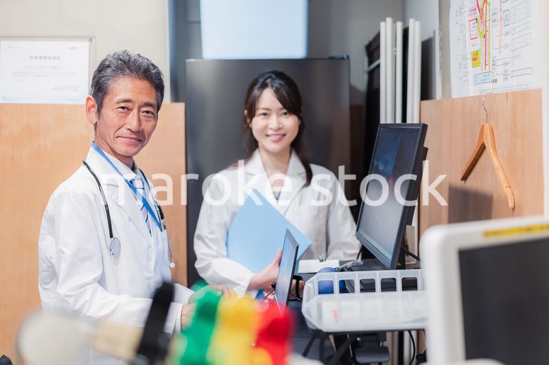 ナースステーションで打ち合わせをする医療従事者たち